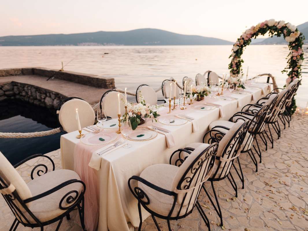 Mesa junto al mar, decorada para una boda